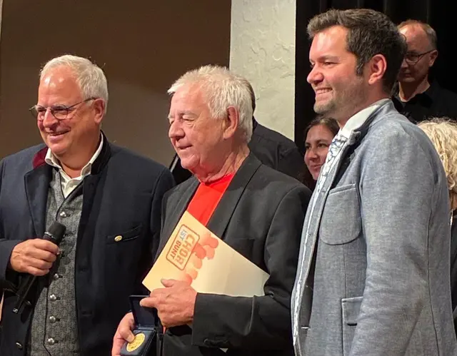 Der Präsident  des CBS - Chorverband Bayerisch-Schwaben - Jürgen Schwarz und der Präsident des ASK - Augsburger Sängerkreis - Christian Toth verleihen dem Chorleiter des Kammerchors Hubert Deininger die Ehrenmedaille | Foto: Kammerchor Friedberg