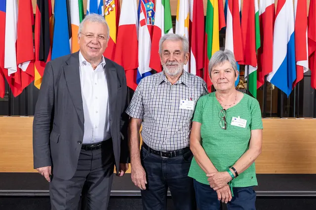Die Gewinner Leonhard und Ingrid Rehm aus Bobingen mit dem Europaabgeordneten Markus Ferber. | Foto: CSU-Europabüro