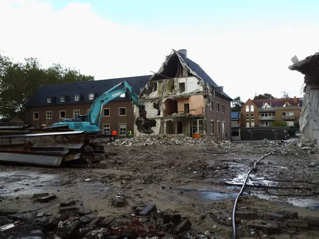 Blick auf die Abrissarbeiten am ehemaligen Willibrordi - Altenheim am Willibrordiplatz in Wesel, wo der Bagger am alten Gemäuer nagt. | Foto: Siegmund Walter, 08.10.2026