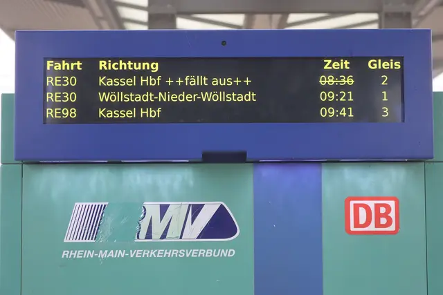 Am Fahrkartenautomat wird ein RE30 nach Nieder-Wöllstadt angezeigt.