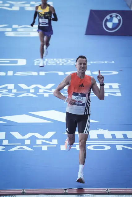 Tobias Gröbl beim Zieleinlauf in Berlin | Foto: Sportograf.com