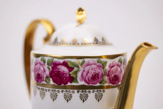 Detail einer Kaffeekanne mit Rosendekor | Foto: Norbert Liesz
