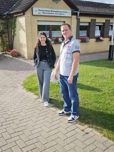 links: Victoria Koenigs vom NDR, rechts: Markus Schmidt 2. Vorsitzender des KGV „Dornröschen" e.V.