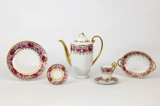 Teile eines Services mit Rosendekor, Buntdruck, Golddruck, Goldbemalung | Foto:  Norbert Liesz