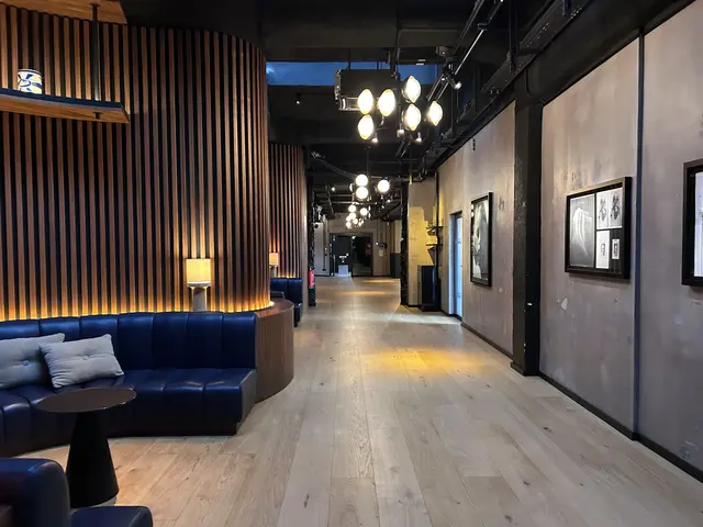 Auf jeder Etage besondere Sitzgelegenheiten, Bars und Cafès.