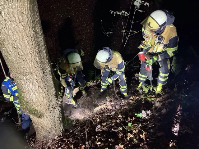 Feuerwehr befreit Hunde aus Fuchsbau | Foto: Feuerwehr Bochum