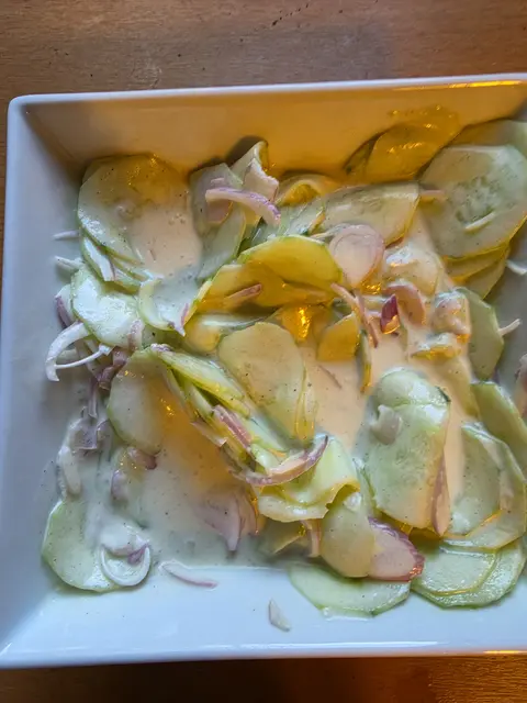 Schnell gemacht: Ein frischer Gurkensalat.