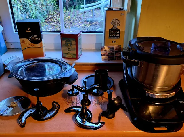 Der Cookit wird in 3 Ausstattungsvarianten angeboten und hat gegenüber dem Marktführer viel Ausstattung. Die Rezepte gibt es kostenlos (ohne Abo!)