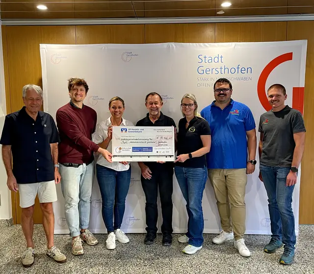 Spendenübergabe am 29. September 2026
Alle Helfenden sowie die Erste Bürgermeisterin waren mit dem Spendenergebnis zufrieden: Beim diesjährigen Benefizlauf „Gersthofen läuft!“ sind 14.466,61 Euro zusammengekommen. | Foto: Stadt Gersthofen