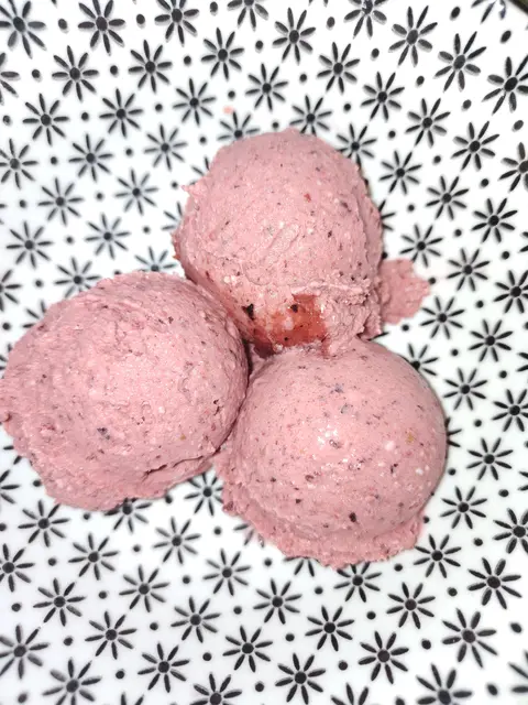 Eis in allen Variationen. Tiefgefrorene Früchte, Puderzucker und Sahne in den Topf. Das Crushmesser einsetzen. Fertig ist ein leckeres Fruchteis.