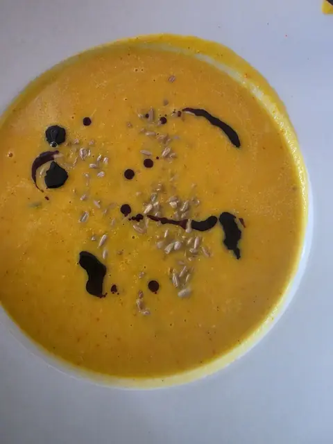 Der Klassiker im Herbst: Curry-Kürbissuppe.