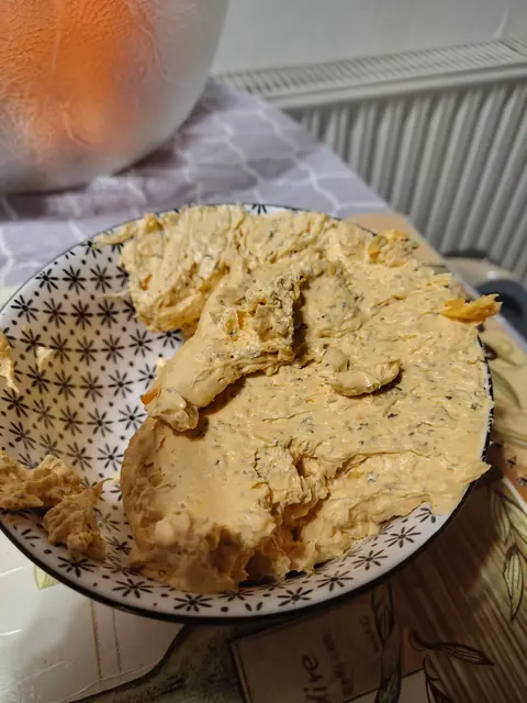 Eigentlich mein Lieblingsaufstrich.: Orientalischer Datteldip mit Knofi, Harissa, Frischkäse und Curry.