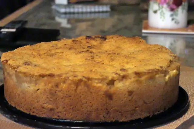 Gedeckter Apfelkuchen mit Puddingfüllung.