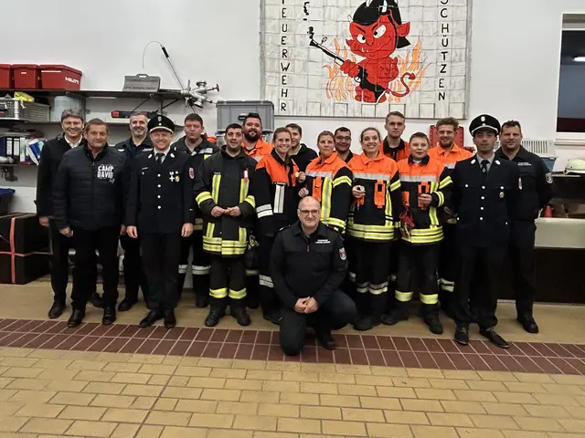 Nach erfolgreicher Prüfung: 1. BGM Dr. Michael Higl, MGR Anton Kraus, Schiedsrichter Gregor Wiedemann, Kommandant Andreas Sladetzek, Matthias Deller, Bernhard Kraus, Marco Nußbauer, Lena Gerblinger, Florian Haider, KBM Bernd Schreiter (vorne), Nicole Gebhard, Benedikt Haider, Tizia Christi, Jakob Petry, Maximilian Liedtke, Quirin Nußbauer, Kommandant Tobias Wiedholz, Schiedsrichter Erwin Weber