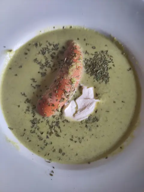 Erbsensuppe mit Mettwurst.