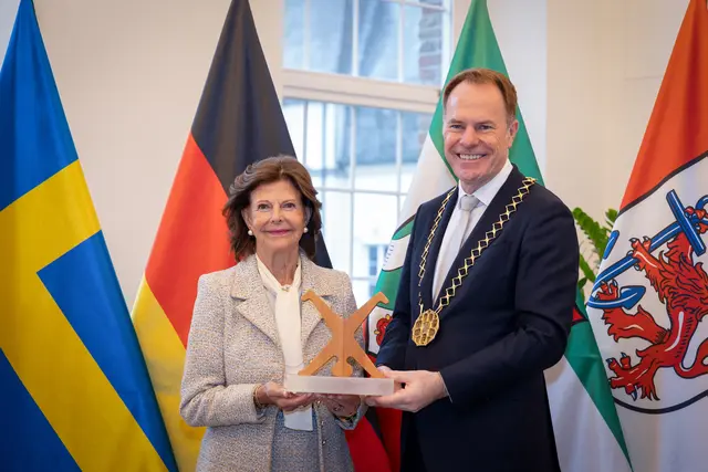 Eintrag ins Goldene Buch. Koenigin Silvia von Schweden zu Gast im Rathaus | Foto: Pressedienst der Landeshauptstadt Düsseldorf