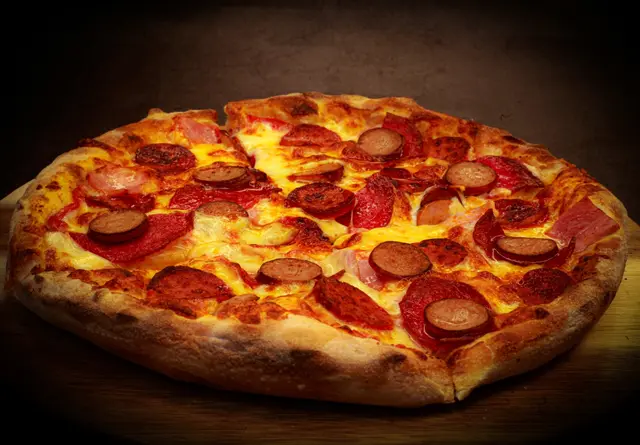Pizza mal anders: Heute wird es mit Würstchen deftig. | Foto: Shoeib Abolhassan / Unsplash 