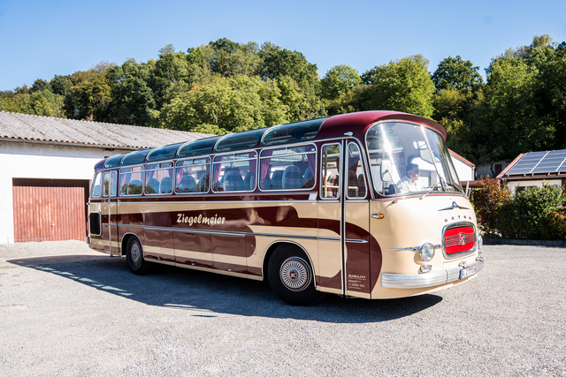 Im voll besetzten Setra-Bus unternahmen die Tour-Teilnehmer bei bestem Herbstwetter eine kulinarische Reise zu den Gasthäusern der sieben Wittelsbacher Spezialitätenwirte.  | Foto: FSeventfoto