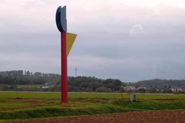 Sonntagsbilder 2026-41, Am Kunstweg - Blaurotgelb von Stefan Meyer-Miethke, 11.10.2026.