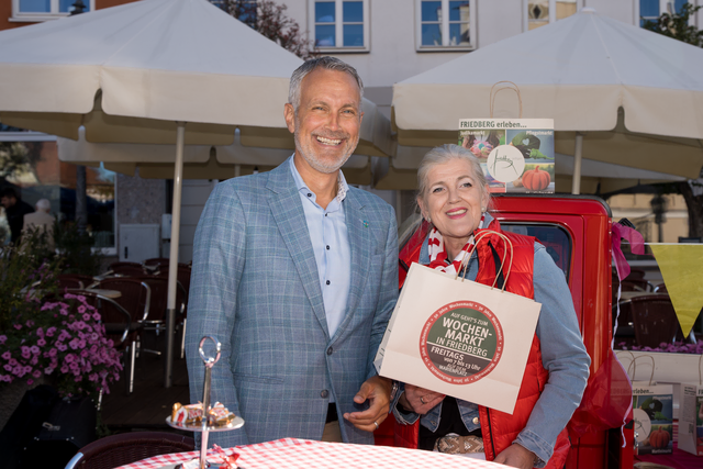 50 Jahre Friedberger Wochenmarkt - Friedbergs Erster Bürgermeister Roland Eichmann besuchte den Jubiläumsmarkt. Seinen Ursprung hat der heutige Wochenmarkt in einem Antrag der SPD-Stadtratsfraktion vom 22. Januar 1975. Friedbergs Dritte Bürgermeisterin Ulrike Sasse-Feile (SPD) freut sich sehr über den fortgesetzten Erfolg der Institution   | Foto: FSeventfoto