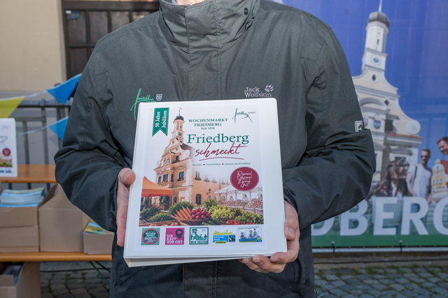 50 Jahre Friedberger Wochenmarkt - Ein besonderes Geschenk zum Jubiläum: Die kostenlose Friedberger Rezeptsammlung "Friedberg schmeckt". Darin verbinden sich Rezepte mit Produkten, die auf dem Wochenmarkt erhältlich sind, mit einem historischen Rückblick auf die Entwicklung des Marktes. | Foto: FSeventfoto