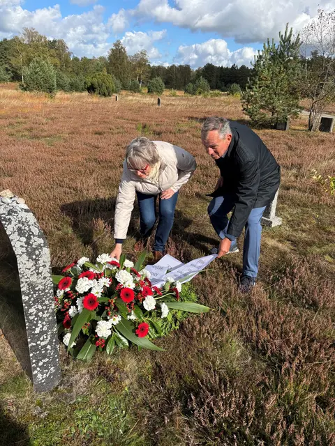 Gedenken an Clemens Högg in der KZ-Gedenkstätte Bergen-Belsen: Brigitte Protschka (Präsidentin AWO Schwaben) und Dieter Egger (Vorstandsvorsitzender AWO Schwaben) sowie Mitglieder des Präsidiums bei der Kranzniederlegung für den früheren Vorsitzenden und Gründervater der AWO Schwaben. | Foto: AWO Schwaben
