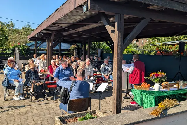 Beim Erntedank-Gottesdienst in der Anlage des KGV Blüh auf Bergbau strahlten in diesem Jahr fast 70 Besucherinnen und Besucher mit der Sonne um die Wette.
Foto: Marcel Grohnert
