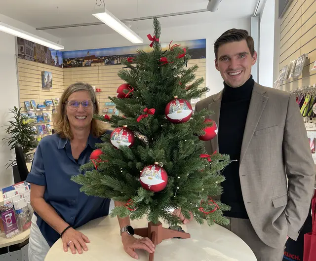 OB Michael Jahn und Anja Hauke (Leiterin der Tourist-Information) freuen sich über die offizielle Günzburg-Weihnachtskugel. | Foto: Michale Lindner/ Stadt Günzburg