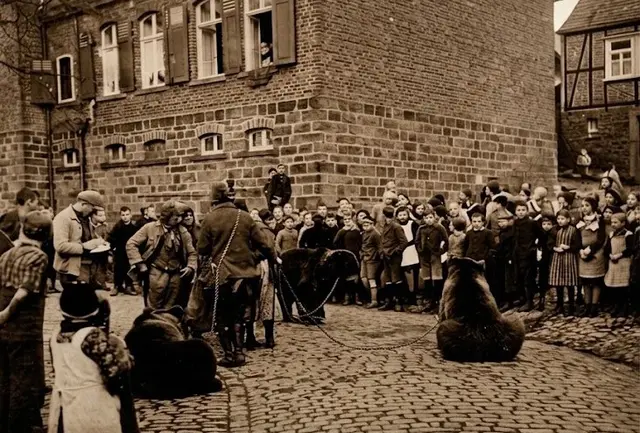 Tanzbären vor dem Rathaus im Hain in Hatzfeld um 1910