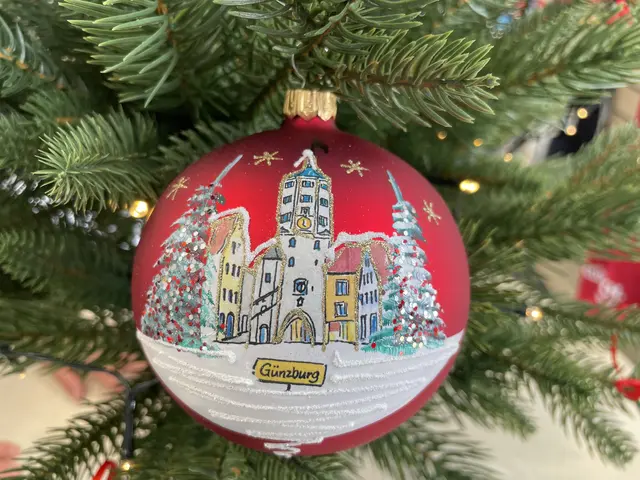 Die Günzburger Weihnachtskugel mit dem Stadtturm war nach bereits fünf Tagen ausverkauft. | Foto: Michael Lindner / Stadt Günzburg