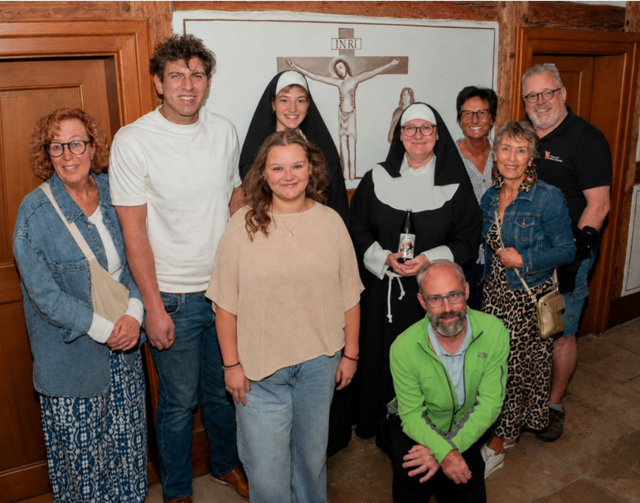 Von links: Angelika Schmid, Quirin Ludwig, Theresa Schön, Bernadette Launer, Carolin Hausmann, Roswitha Furch, Gabi Wiese-Willer, Anton Stadtrecher, Stefan Mesch (knieend). Auf dem Foto fehlt Doris Heinisch. (Bildbearbeitung mithilfe von KI) | Foto: Theatergruppe Hausen 