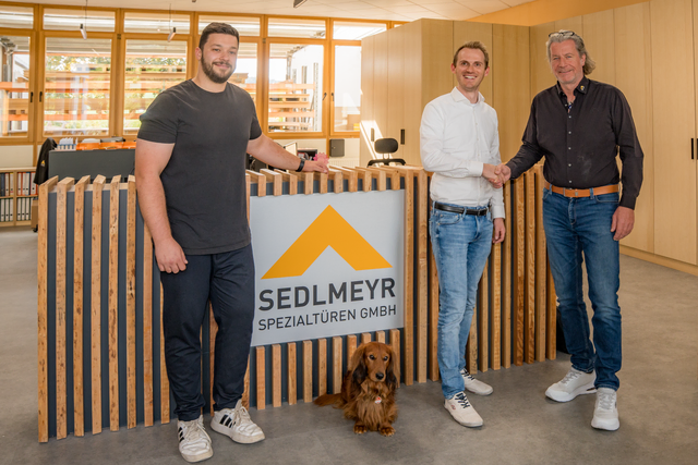 Werner Sedlmeyer (links), der renommierte Hersteller von Spezialtüren aus dem Friedberger Stadtteil Rinnenthal übergibt die Sedlmeyr Spezialtüren GmbH nach 30 Jahren an die nächste Generation. Dipl. Ing. Michael Müller (Mitte) hat das Unternehmen übernommen und führt es, zusammen mit Tobias Schillinger (links) als neuer Geschäftsführer weiter. | Foto: FSeventfoto