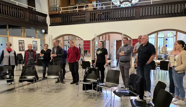 Beim dritten Presbytertag in der Gnadenkirche hatten die Teilnehmerinnen und Teilnehmer einiges auf- und abzuarbeiten. Voller Zuversicht und Freude ging man gemeinsam ans Werk.
Foto: Tim Bäumken
