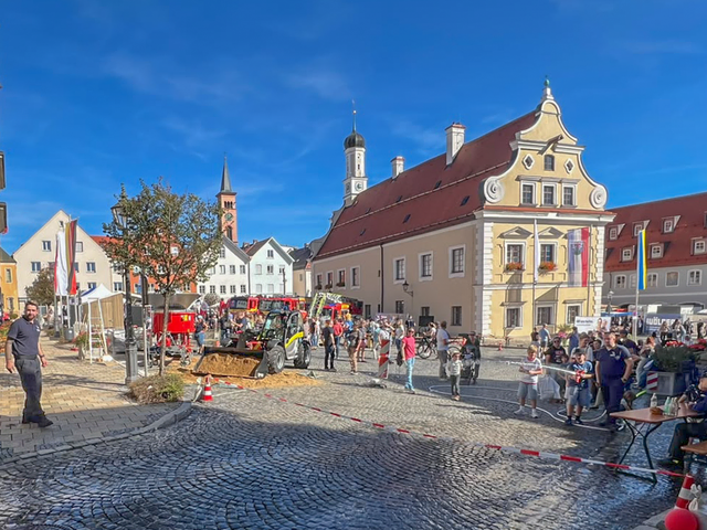 Matthäusmarkt Friedberg/Bayern 2026 - Der Marienplatz wurde durch die FFW Friedberg von 10:00 Uhr bis 17:00 Uhr bespielt. Ausgestellte Fahrzeuge war das Hilfeleistungslöschfahrzeug, die Drehleiter und das neue Wechselladerfahrzeug. | Foto: FFW Friedberg