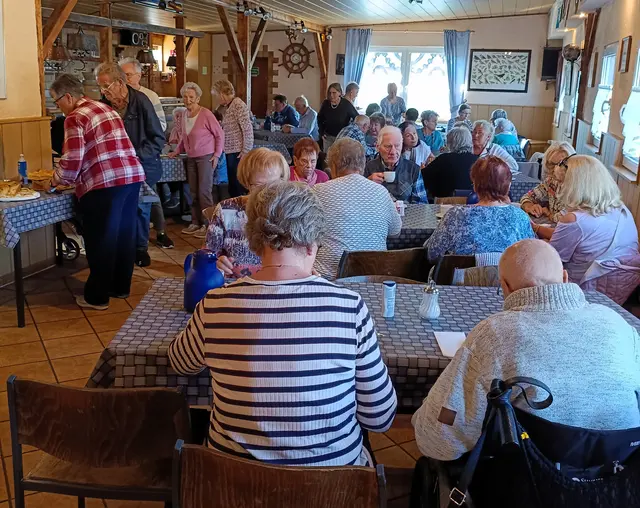 Bei einer leckeren Kürbissuppe und anschließendem Kaffee und Kuchen nach dem Gottesdienst gab es noch reichlich Gelegenheit, mit einander ins Gespräch zu kommen.
Foto Axel Salzmann
