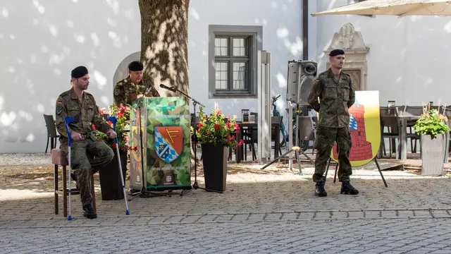 Der stellvertretende Bataillonskommandeur Oberstleutnant Thomas Schmidt (Bildmitte) übergibt das Kommando über die 3. Kompanie von Major Benedikt G. (links im Bild) an Hauptmann Johannes F. | Foto: Eric Oehme