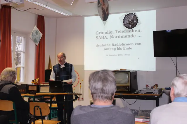 Kempters Vorträge sind immer gut besucht. Bei diesem Vortrag im Dezember 2018 gings um Radio-Firmen. Am Sonntag 18, Oktober 2026 sind die Röhren das Thema.  | Foto: Otto Killensberger