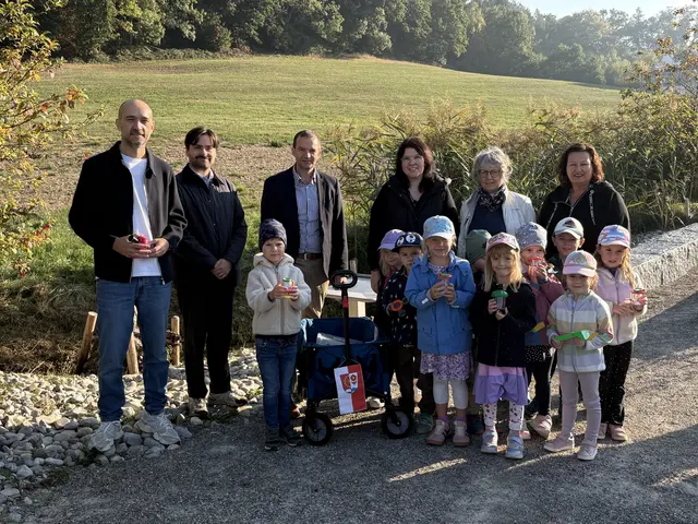 Von links: Vertreter der LEW Christian Ackermann und Janik Schlamp, Diedorfs Bürgermeister Andreas Müller und Frau Röder (zweite von rechts) mit den Erzieherinnen und Kindern des nahegelegenen Kindergartens. | Foto: Markt Diedorf