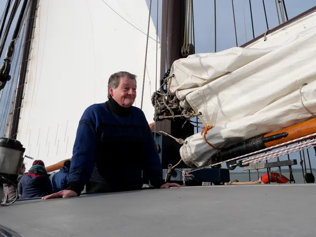 Das Foto stammt von der Gemeindesegelfreizeit 2021. Mit im Bild zu sehen ist auch Pfarrer Muthmann.
Foto: Ev. Rheingemeinde
