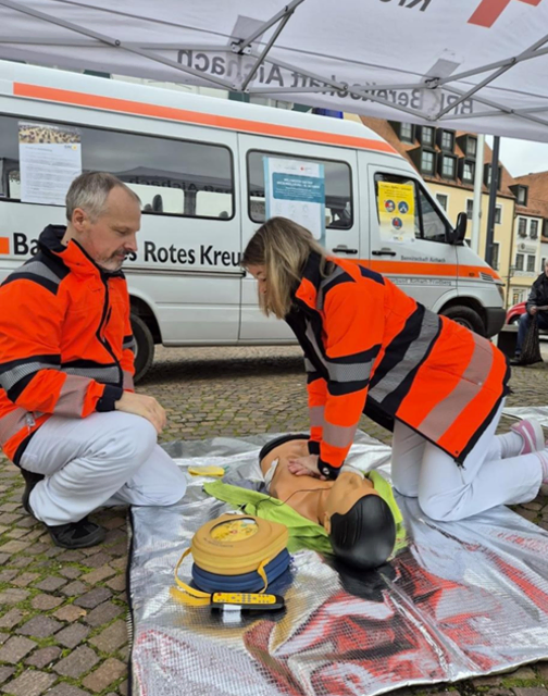 Tag der Wiederbelebung – auch in diesem Jahr beteiligen sich Notfallme
diziner der Kliniken an der Paar (KliPa) sowie Sanitäter des BRK-Kreisverband Aichach-Friedberg mit zwei öffentlichen Veranstaltungen am 16. Oktober in Aichach und am 17. Oktober in Friedberg. (Das Foto entstand im vergangenen Jahr.) | Foto: Kliniken an der Paar/ Martin Müller
