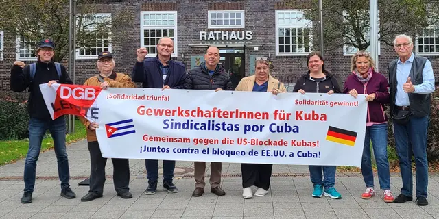 Gewerkschaftsvertreter aus der Region Hannover trafen in Lehrte die kubanische Gäste Rigoberto Zarza und Maidelis Companioni Tabares. Auf dem Bild v.l.n.r.: Wolfgang Gärtner, Klaus Bittner, Andreas Nolte, Rigoberto Zarza, Maidelis Companioni Tabares, Anja Maaß, Andrea Jeschke und Reinhard Nold  | Foto: DGB