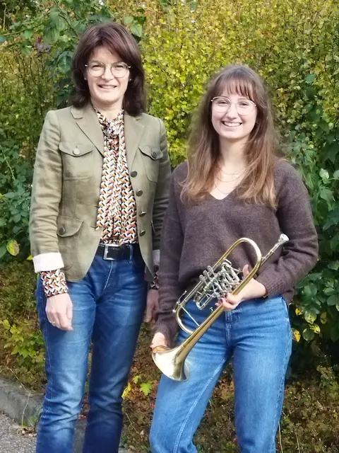 Schulleiterin Heike Mayr (links) begrüßt Isabella Bleis (rechts) im Lehrerteam der Musikschule Wertingen.