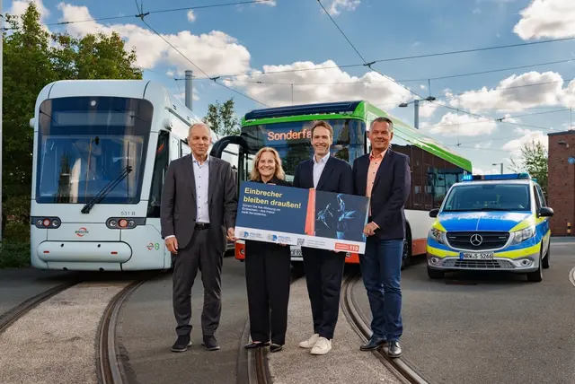 Geschäftsführer der HCR, Karsten Krüger, Polizeipräsidentin Christine Frücht sowie die beiden Vorstände der BOGESTRA, Dr. Thomas Schaffer und Jörg Filter (v.l.n.r.). 

 | Foto: BOGESTRA / Wiciok