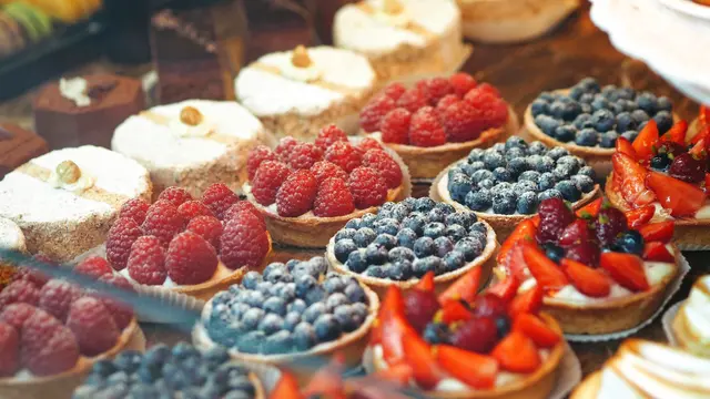 „Ob feines Gebäck aus der Konditorei oder der warme Puddingtopf von früher: Süße Momente wecken schöne Erinnerungen.“ | Foto: Natalia Y. / Unsplash 