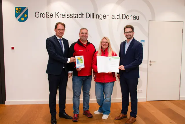Von links: Oberbürgermeister Frank Kunz, Markus Wunderle, Melanie Wunderle und Staatsminister Manuel Knoll  | Foto: Olivia Käßmeier - Stadt Dillingen 