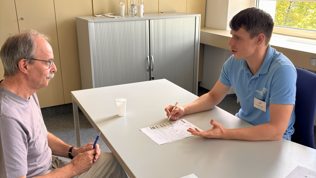 Nikolas Dietzel, wissenschaftlicher Mitarbeiter im Projekt digiDEM Bayern, bei einem Demenz-Screeningtest. | Foto: Lucas Westermann/digiDEM Bayern