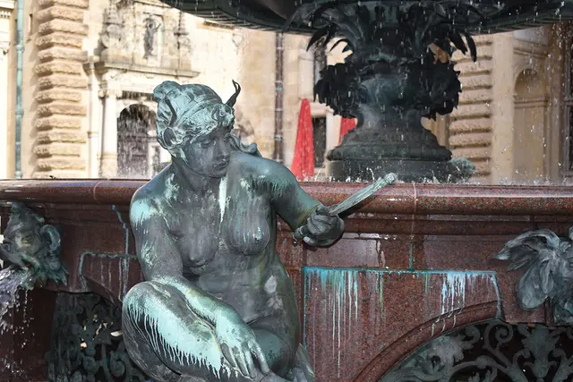   Hygieia-Brunnen im Innenhof des Hamburger Rathauses.