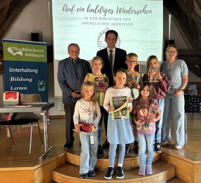 Knapp 140 Kinder nahmen in diesem Jahr am Sommerferien-Leseclub der Stadtbücherei Dillingen teil. Beim Abschluss mit dabei waren Oberbürgermeister Frank Kunz, sein Stellvertreter Walter Fuchsluger und Büchereileiterin Corina Hausmann. Die fünf Hauptpreise gingen an v. l. n.r.: Lina Almus, Abigail Schumann, Ellena Bayr, Benedikt Jall und Marlene Dittenhauser. Als Losfee unterstütze Lorena Genthner. | Foto: Stadtbücherei Dillingen