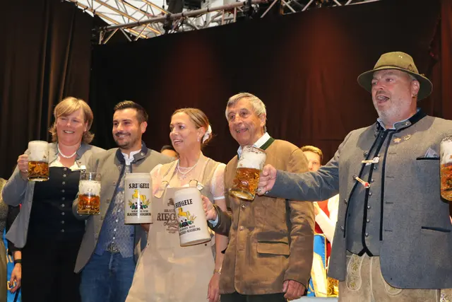 "O'zapft is" hieß es nach dem Fassanstich. Anschließend wurde ein erstes "Ein Prosit der Gemütlichkeit" angestimmt.