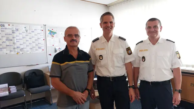 Setzen auf eine starke interkulturelle Zusammenarbeit auf kommunaler Ebene (von links): Arif Diri (Vorsitzender des Deutsch-Türkischen Freundschaftsvereins), der neue stellvertretende Dienststellenleiter Jakob Kehrer und Martin Binder (Leiter der Polizeiinspektion Bobingen)
